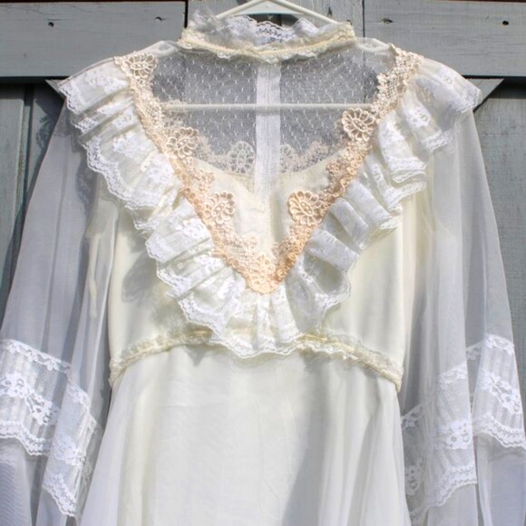 Vintage 80s Montgomery Ward Wedding Dress - Size 5/6 - Delicate Lace & Ruffles - Picture 5 of 11